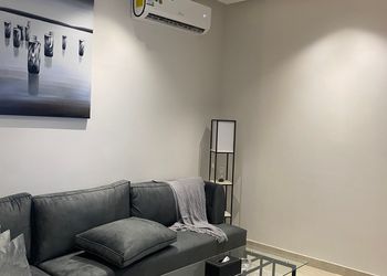 شقة بصالة مريحة ودخول ذاتي 