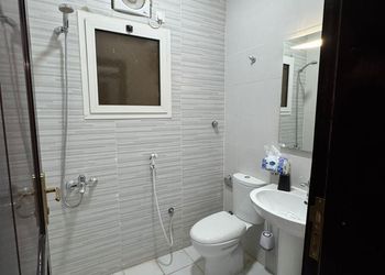 شقة بصالة جلوس وثلاث غرف نوم 