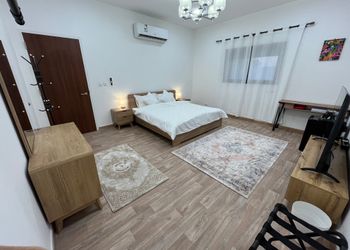 استديو بسرير ماستر وأثاث مريح 