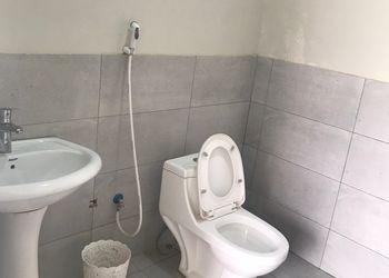 شاليه بملعب كرة طائرة ومسبح