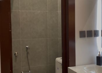 شاليه بمسطح اخضر وجلسة خارجية
