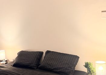 استديو بأثاث مريح وبسيط 