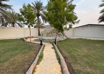 شاليه بمسطح اخضر وجلسة خارجية 