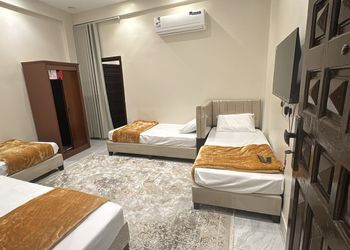 استديو بأسرة مفردة وأثاث مريح