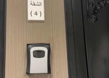 شقة بصالة مريحة وغرفة نوم 