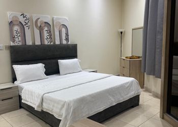 استديو بسرير ماستر وجلسة جانبية 