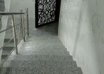 استديو بسرير ماستر وجلسة مريحة 