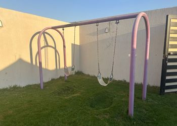 شاليه بجلسة تطل على مسبح خارجي 