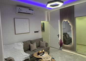 شقة بغرفة معيشة وغرفة نوم 