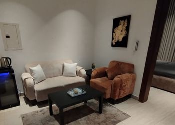 شقة بغرفة نوم وصالة مريحة 