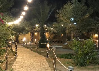 مزرعة بطابع تراثي ومسطحات خضراء