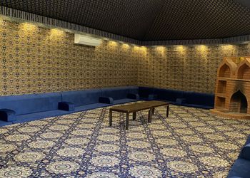 استراحة بمسبح داخلي ومسطح اخضر