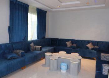 شاليه بجلسة تطل على مسبح خارجي 