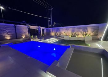 شاليه بمسطح اخضر ومسبح 