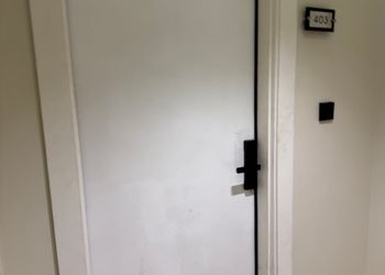 شقة بغرفة معيشة وغرفة نوم 