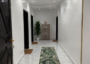 استديو بأثاث مريح وبسيط 
