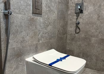 شقة بصالة أنيقة وثلاث غرف نوم
