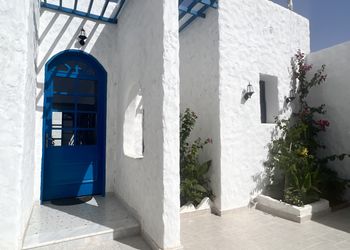 شاليه بجلسات خارجية ومسابح