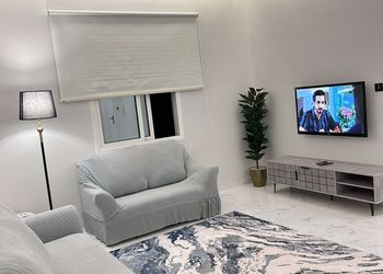 شقة بدخول ذاتي وصالة مريحة 