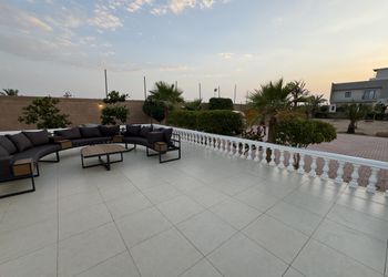 استراحة بمجلس واسع وفناء خارجي 