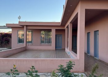 استراحة بجلسة خارجية ومسطح اخضر