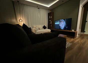 شقة بصالة انيقة وغرفة نوم