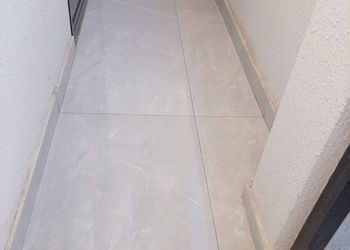 شقة بصالة أنيقة ودخول ذاتي 