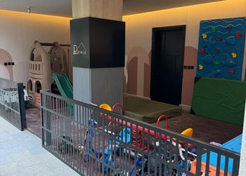 شقة بصالة وثلاث غرف نوم