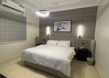 استديو بأثاث مريح وبسيط 