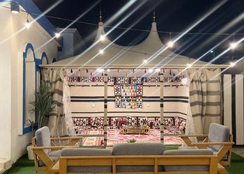 شاليه بصالة مطلة على المسبح