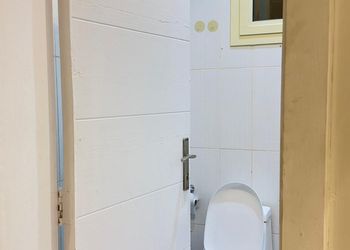 استديو بأثاث مريح وبسيط 