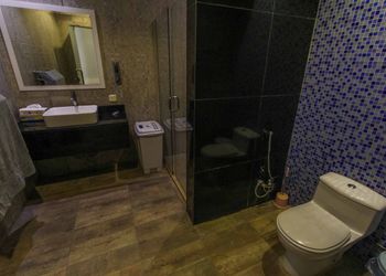 شاليه بجلسة خارجيه ومسطح اخضر في قرطبه