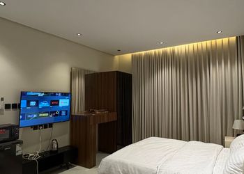 استديو بأثاث مريح وبسيط 