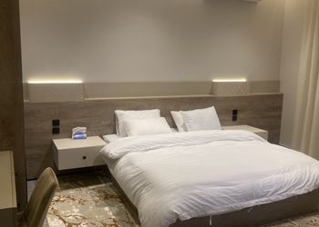 استديو بسرير ماستر وأثاث مريح 