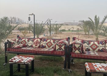 استراحة بألعاب أطفال وملعب كرة 