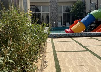 شاليه بجلسه خارجيه على المسبح 