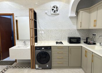 شقة بغرفة معيشة وغرفة نوم 