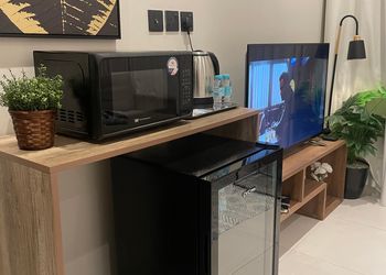استديو بأثاث مريح وبسيط