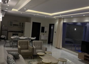 شاليه بغرفة نوم مطلة على المسبح
