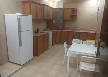 شقة بصالة جلوس وثلاث غرف نوم 