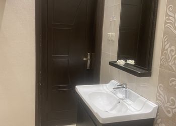 شقة بغرفة جلوس وغرفتين نوم 