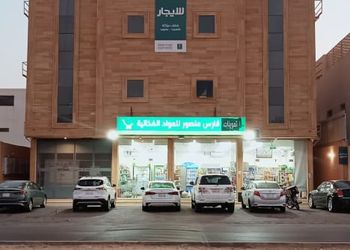غرفة بسرير ماستر
