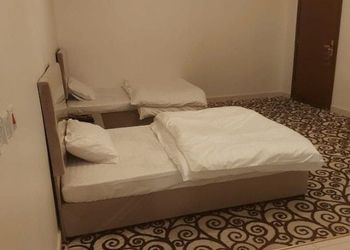 شالية بجلسة مطلة على مسبح 