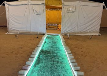 مخيم بجلسة خارجية وبيت شعر 