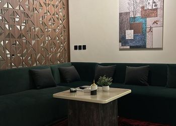 شقة بصالة أنيقة ودخول ذاتي 