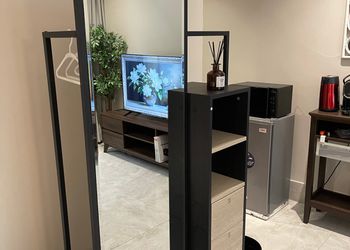 استديو بأثاث مريح وبسيط 