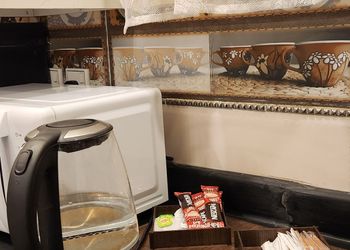 شاليه بمسطح اخضر وجلسة 