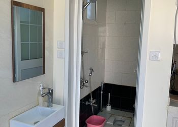 شاليه انيق ومسطح اخضر واسع
