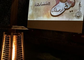 كوخ بجلسة خارجيه ومسبح خارجي