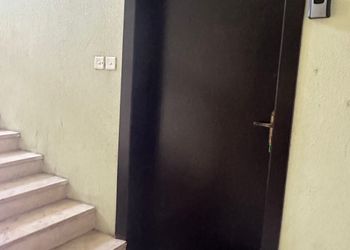 استديو بسرير ماستر وأثاث مريح 